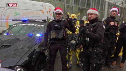 Hôpital Necker : des policiers distribuent des cadeaux