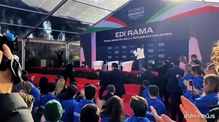 Video herunterladen: Atreju, Meloni debutta alla festa Fdi per l'intervista a Edi Rama