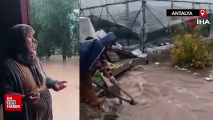 Kumluca'da caddeleri su bastı, seralarda ürünler zarar gördü