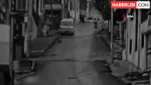 İzmir'de yürekleri ağza getiren görüntü: Bebek arabası yokuş aşağı böyle kaydı