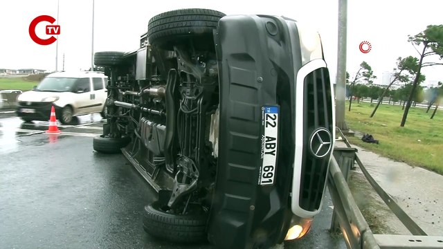 İstanbul'da 'yağmur' etkisi... Kayganlaşan yolda minibüs devrildi: 1 yaralı