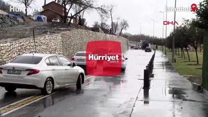 Bakırköy'de cadde göle döndü; 2 araç mahsur kaldı