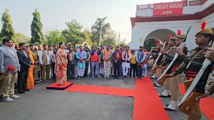 गार्ड ऑफ ऑनर के दौरान मौजूद उपमुख्यमंत्री दिया कुमारी