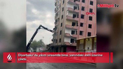 Ağır hasarlı 8 katlı bina yıkım sırasında yanındaki evin üzerine devrildi