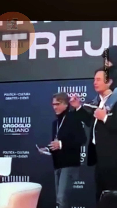 Elon Musk si presenta sul palco di Atreju con un figlio sulle spalle