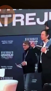 Elon Musk si presenta sul palco di Atreju con un figlio sulle spalle