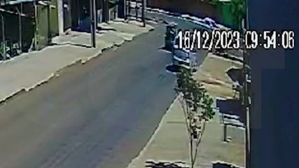 Câmera flagra acidente que deixou motociclista ferido no Brasmadeira