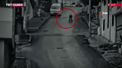 İzmir'de yürekleri ağza getiren görüntü: Bebek arabası yokuş aşağı böyle kaydı