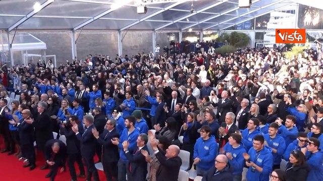 Meloni acclamata sul palco di Atreju per presentare Sunak: Bentornati!