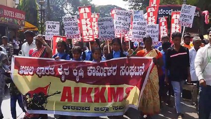 बस सेवा की मांग कर ग्रामीणों ने निकाली विशाल रैैली