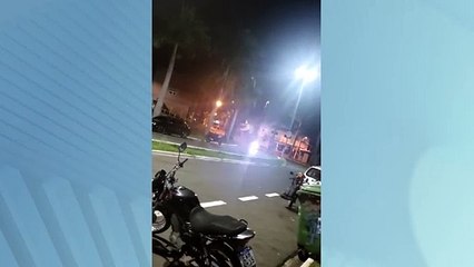 Motociclista em alta velocidade perde controle e bate em poste