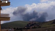 Israele colpisce il sud del Libano: nuvola di fumo nel villaggio di Aitaroun