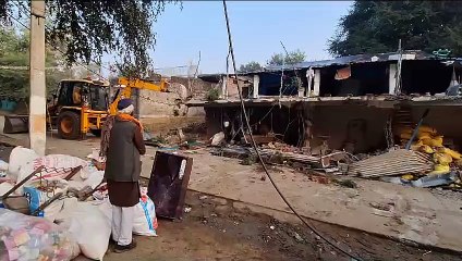 प्रशासन ने जेसीबी चलाकर आरोपियों का निर्माण तोड़ा