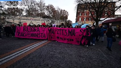 La passeggiata rumorosa di Non una di meno in centro a Bologna: il video