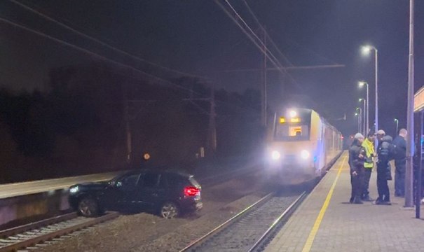 Train narrowly avoids major catastrophe after car crashes onto tracks