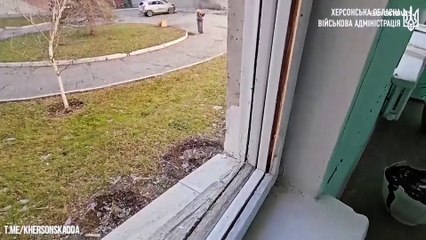 شاهد: الأوكرانيون يزيلون الأضرار عقب هجوم ليلي روسي على خيرسون