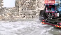 İstanbul'da yağış ve fırtına hayatı felç etti! Ağaç otomobilin üzerine devrildi, İETT otobüsünü su bastı