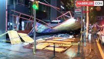Kadıköy'de şiddetli rüzgarın etkisiyle inşaat paneli kaldırıma devrildi