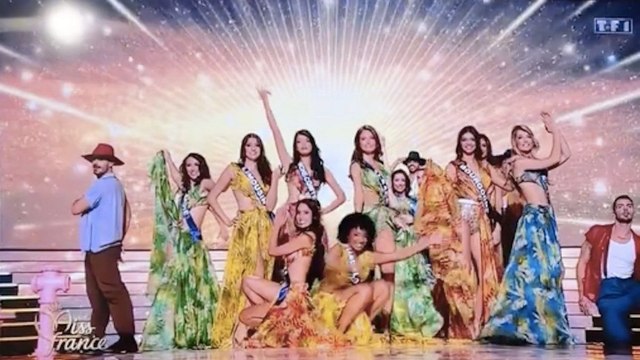 Chute spectaculaire de miss Guadeloupe lors de l'élection de Miss France 2024, frôlant la catastrophe pour une autre candidate