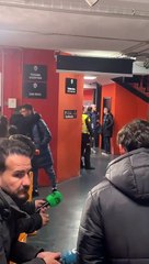 La expedición del Barça abandona Mestalla entre caras de decepción