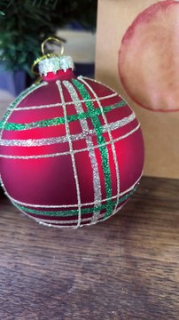 FEMME ACTUELLE - DIY carte de vœux boule de noël en aquarelle le tuto en vidéo