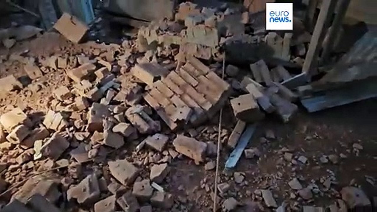 Decine di droni russi sull'Ucraina: uno si schianta su un grattacielo a Kiev, due feriti