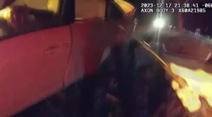 ABD'de yanan araçtaki kadın, son anda kurtarıldı