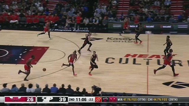 Williams bulldozes to the rim and dunks