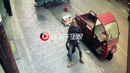 Il soulève son pote au dessus de sa tête... costaud