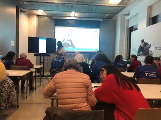 Millás participa en un taller de Whatsapp para mayores