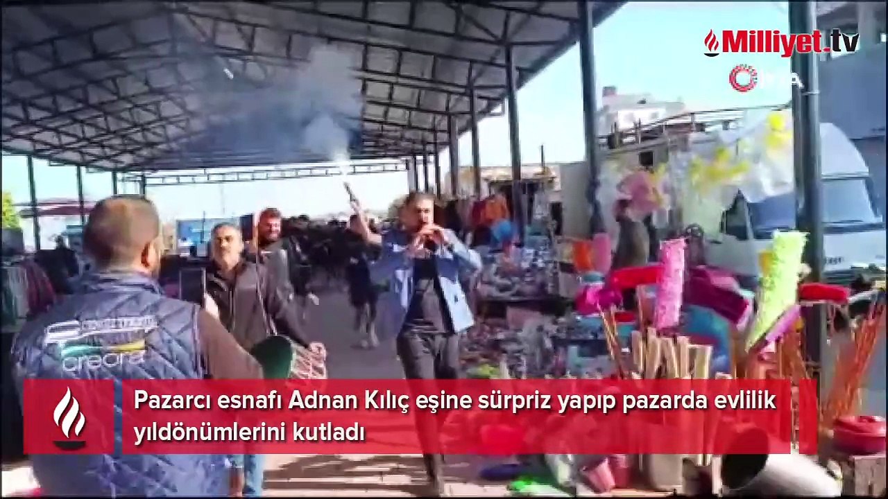 Pazarcı esnafından eşine davullu zurnalı evlilik yıldönümü kutlaması
