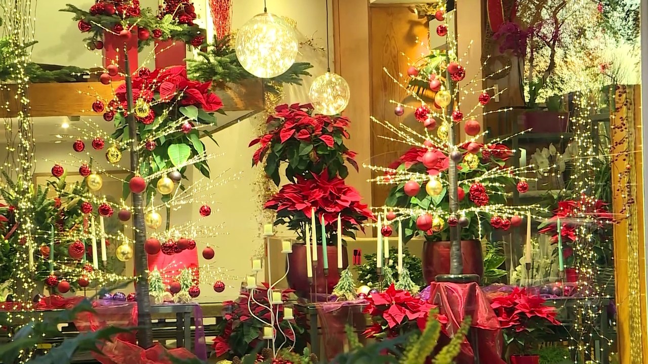 Ciudadanos ultiman sus compras a una semana de Nochebuena