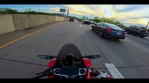 Ce motard admire une jolie voiture et évite le pire... bon reflexe