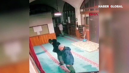 Namaz kılar gibi davrandı; dolar, euro, TL ve altın çaldı