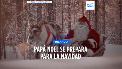 Papá Noel se prepara para repartir regalos en su casa en Laponia