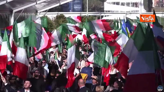 Meloni sale sul palco di Atreju, bandiere tricolori e abbraccio coi vicepremier Tajani e Salvini