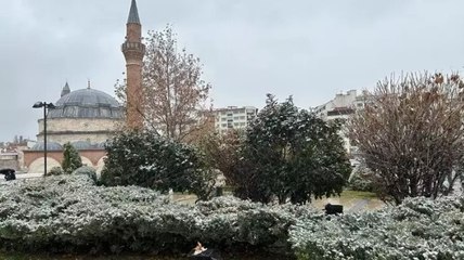 Sivas'ta kar yağışı Sokaklar beyaza büründü