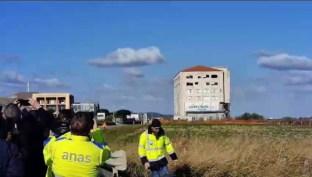 Giù l'ecomostro di Torre Melissa tra gli applausi, il ministro Ciriani: Vittoria della Calabria e dello Stato contro la 'ndrangheta