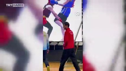 Kürsüde Filistin bayrağı açtı