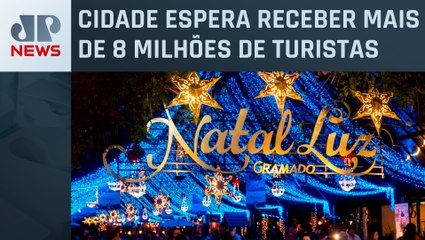 Ruas de Gramado são iluminadas por decoração natalina