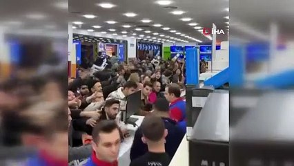 İndirimi duyan koştu geldi, sonucunda bayılan bayılana!