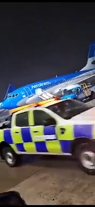 Planes dragged and windows dropped: Airport in Argentina affected by strong winds.