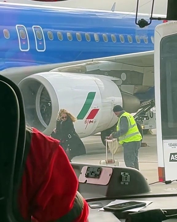Valeria Marini, caos e urla sul volo Palermo-Roma
