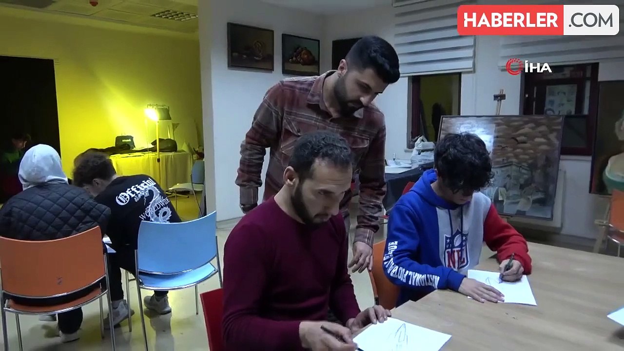 Tatvan Gençlik Merkezi Öğrencileri Milli Projeler Temalı Boyama Kitabı Çizdi