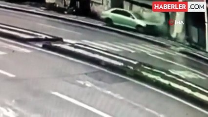 Otomobil iş yeri duvarına çarptı