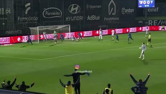 Belle passe décisive de Rafik Guitane