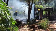 Casa é destruída por incêndio e suposta incendiária é agredida em via pública no Cascavel Velho