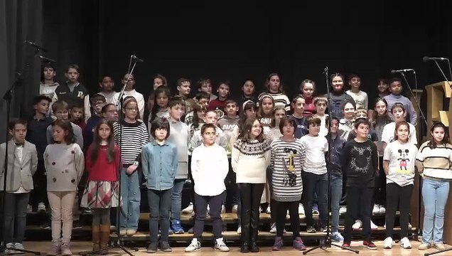 'Que canten los niños', Antonio Pardo se anima con Perales y los niños del colegio de El Burgo por Navidad