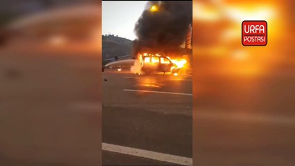 Karaköprü'de seyir halindeki araç alev topuna döndü