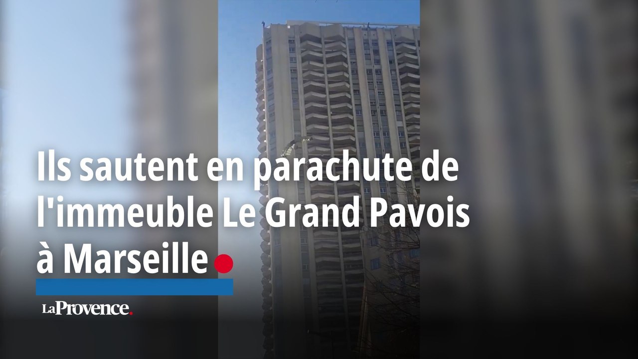 Deux hommes déguisés en Père Noël sautent en parachute depuis l'immeuble Le Grand Pavois à Marseille